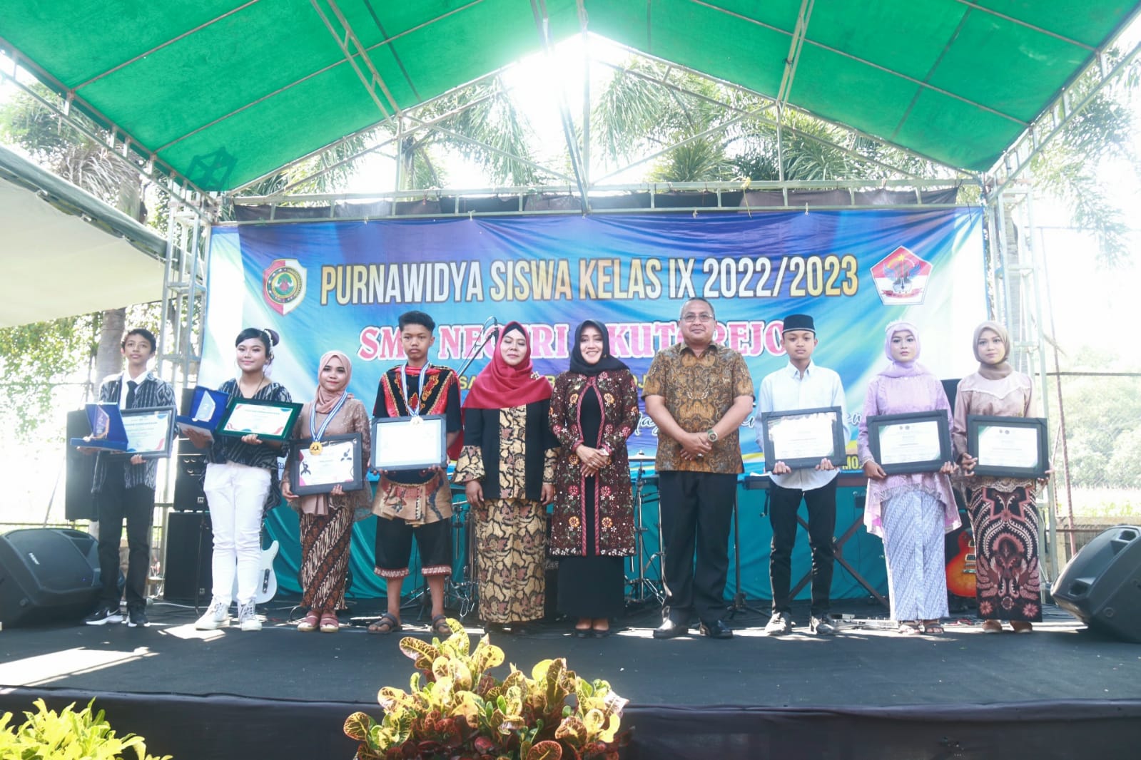 Hadiri Gebyar Purnawiyata SMPN 1 Mojoanyar, Bupati Ikfina Ajak Sekolah-Orang Tua Wujudkan Lingkungan Aman