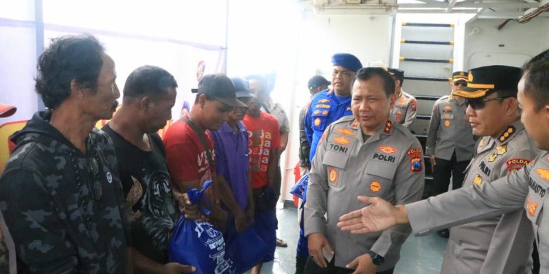 Jelang Hari Bhayangkara ke 77 Kapolda Jatim Berbagi Sembako Untuk Warga Nelayan dan Anak Yatim