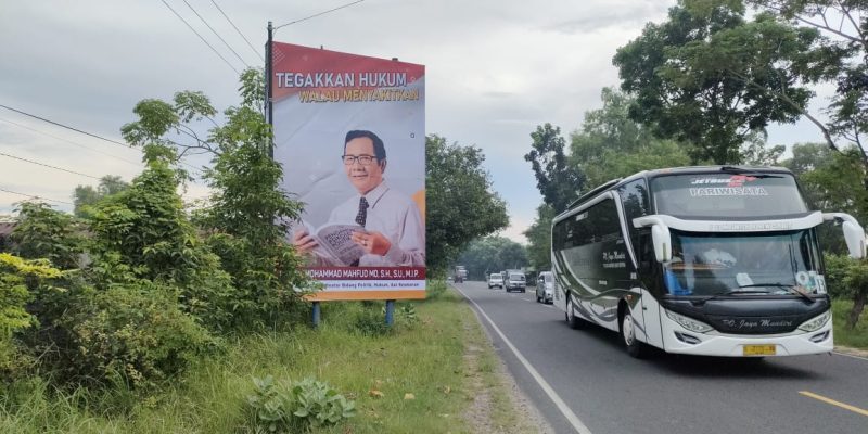 Masyarakat Madura Ramai-Ramai Memasang Banner Mahfud MD