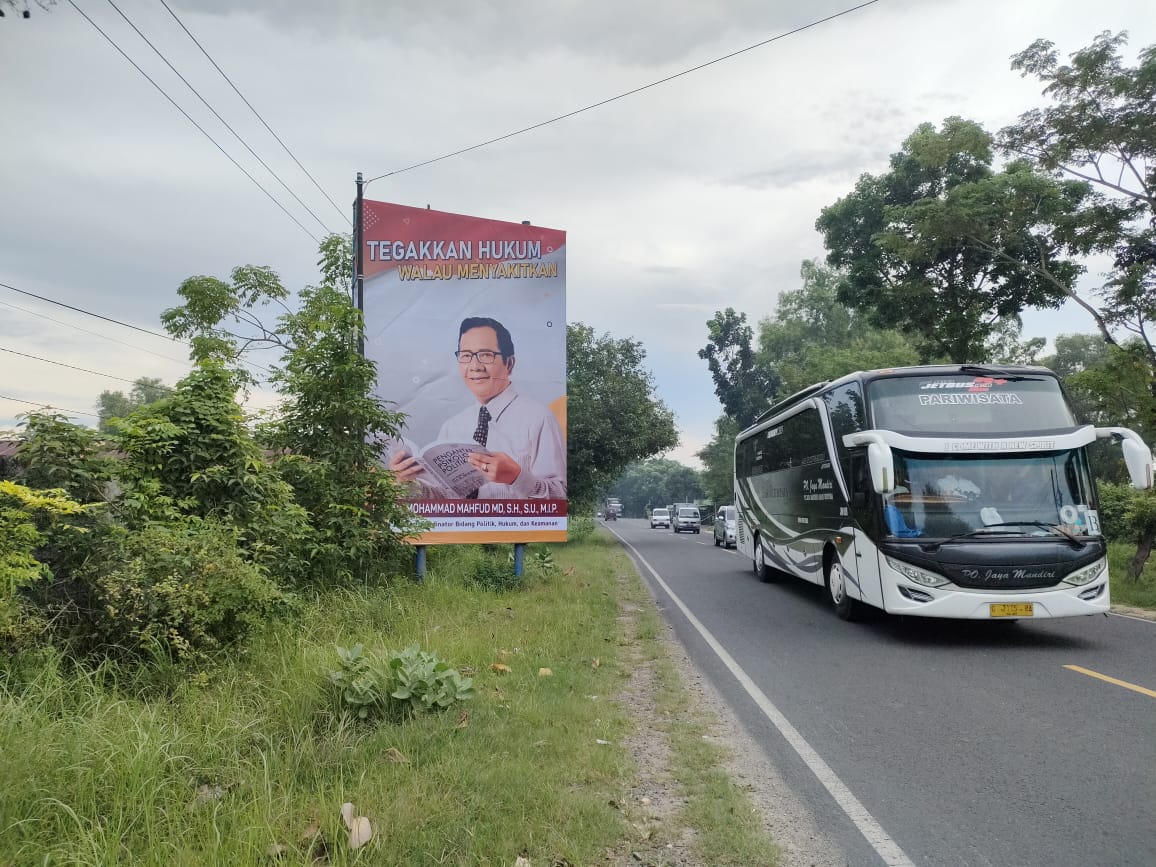 Masyarakat Madura Ramai-Ramai Memasang Banner Mahfud MD
