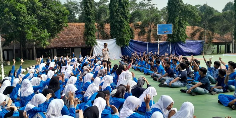 Polisi Berikan Materi Tata Cara Berlalu Lintas yang Benar Pada Pelajar