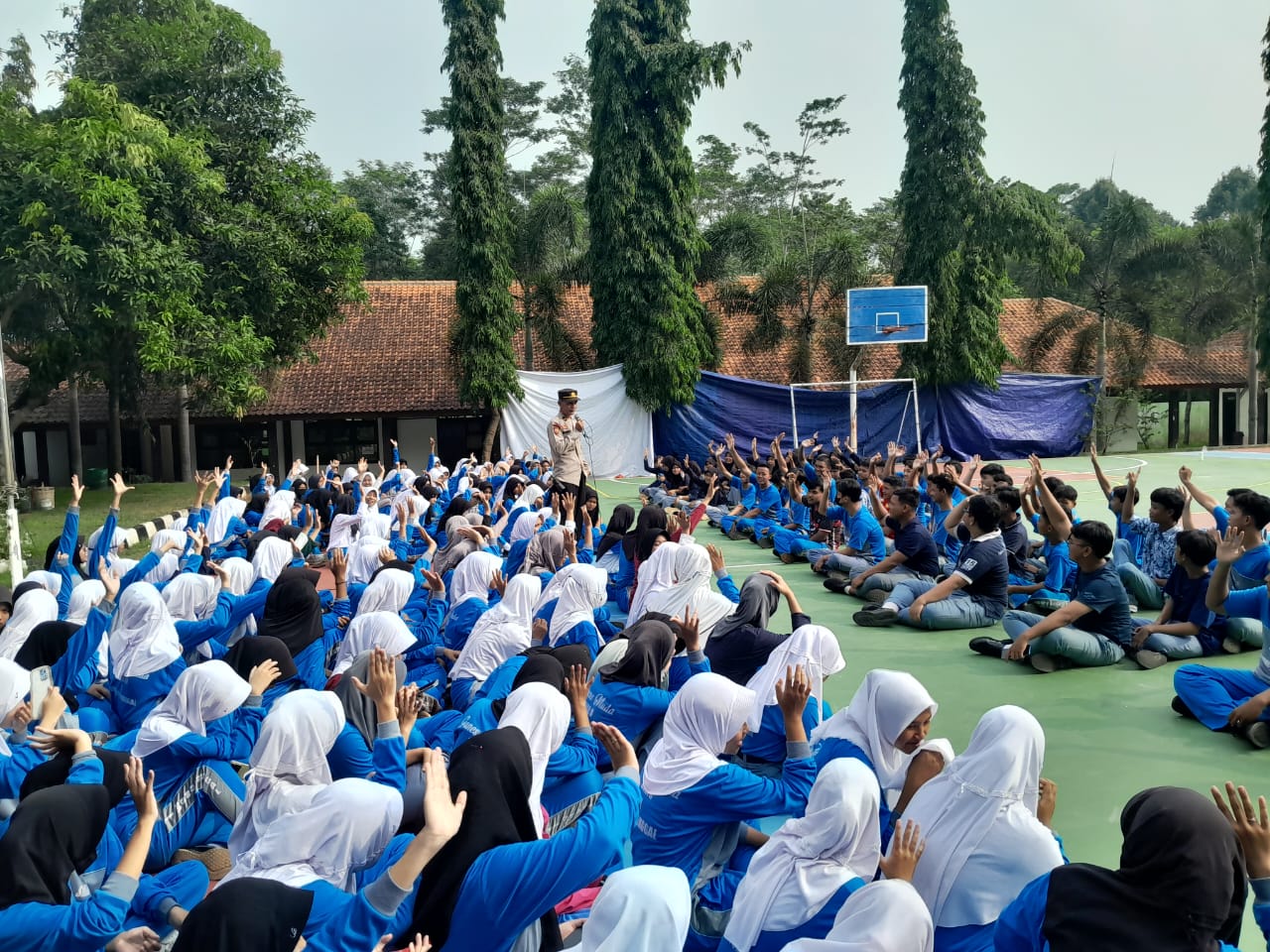 Polisi Berikan Materi Tata Cara Berlalu Lintas yang Benar Pada Pelajar