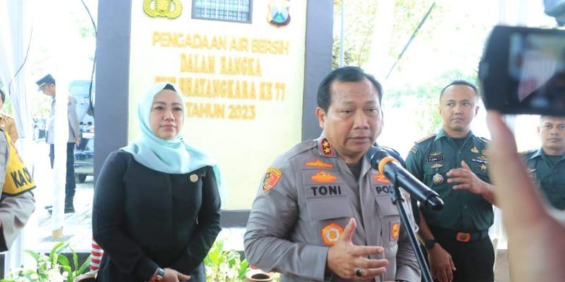 Sambut Hari Bhayangkara Ke-77, Kapolda Jatim Salurkan Bantuan Air Bersih dan Bedah Rumah