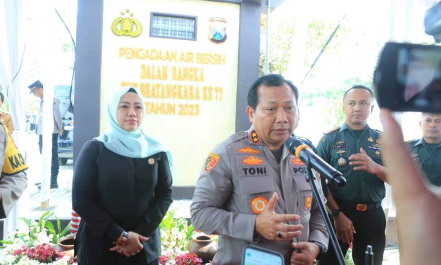 Sambut Hari Bhayangkara Ke-77, Kapolda Jatim Salurkan Bantuan Air Bersih dan Bedah Rumah