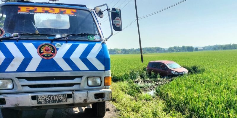 Diduga Sopir Ngantuk, Mobil Ayla Nyungsep ke Sawah