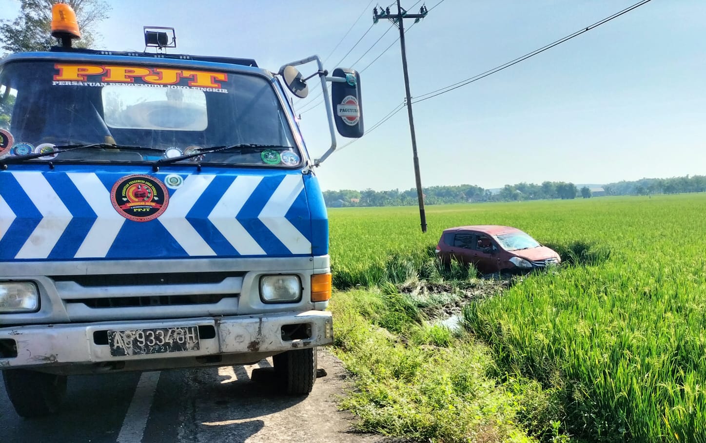 Diduga Sopir Ngantuk, Mobil Ayla Nyungsep ke Sawah
