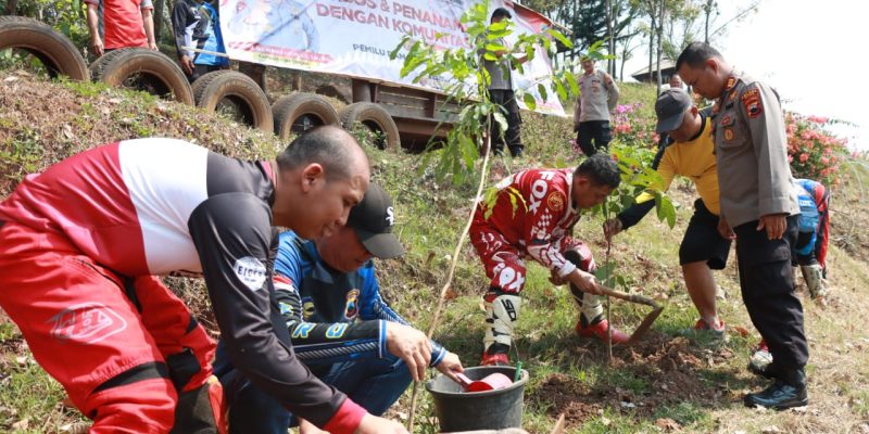 Polres dan Komunitas Trail Batang Gelar Bakti Sosial dan Penghijauan