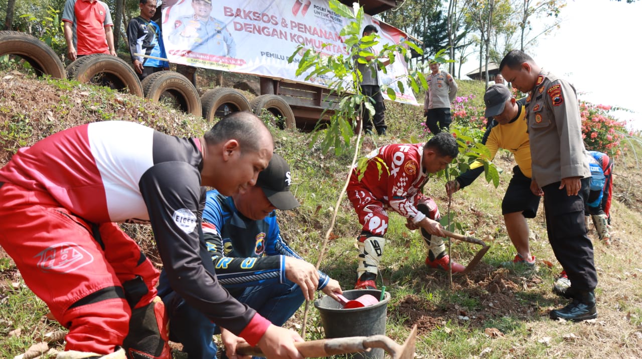 Polres dan Komunitas Trail Batang Gelar Bakti Sosial dan Penghijauan