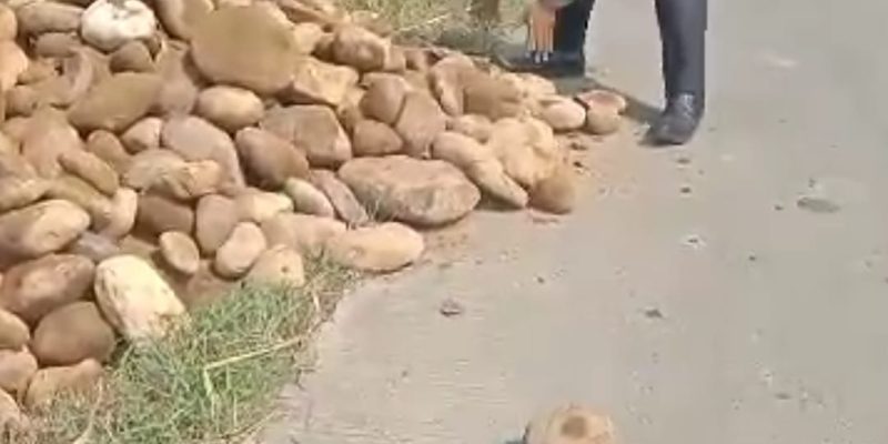 Dianggap Membahayakan Bagi Pengguna Jalan, Polisi Pindahkan Tumpukan Batu Di Badan Jalan
