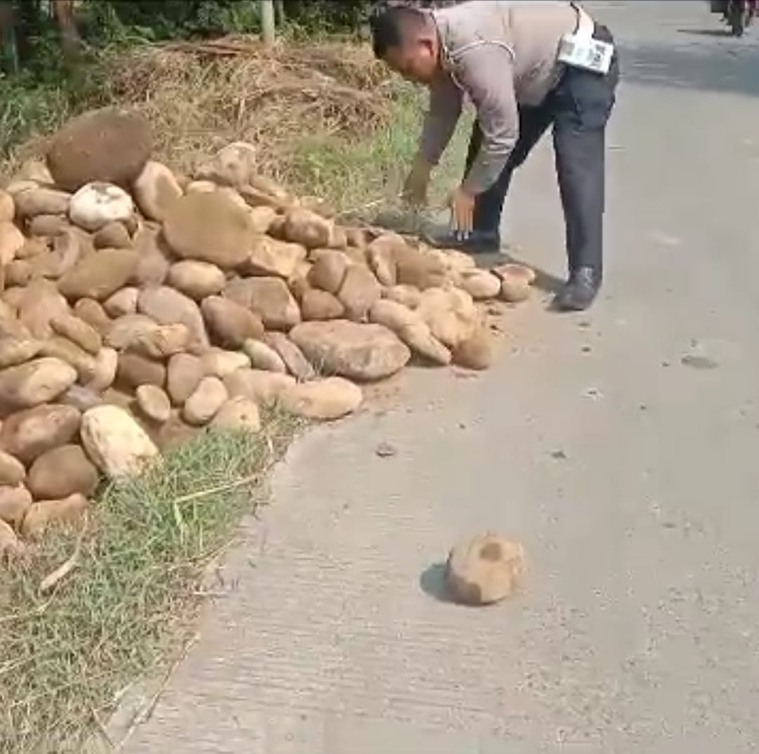 Dianggap Membahayakan Bagi Pengguna Jalan, Polisi Pindahkan Tumpukan Batu Di Badan Jalan