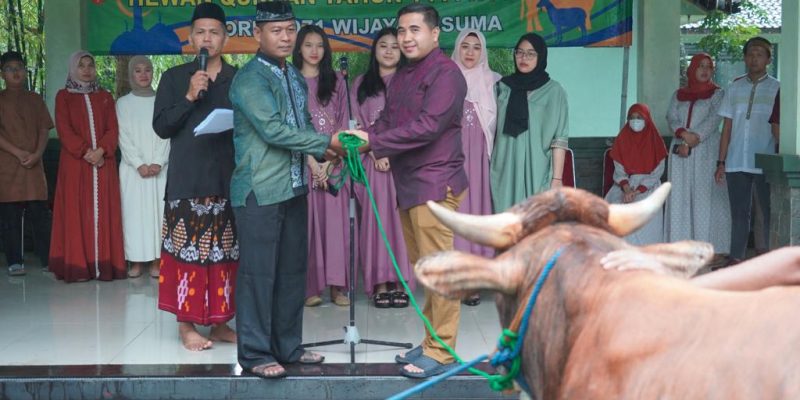 Danrem 071 / Wijayakusuma Sholat Idul Adha Bersama Masyarakat Sekaligus Serahkan Hewan Qurban