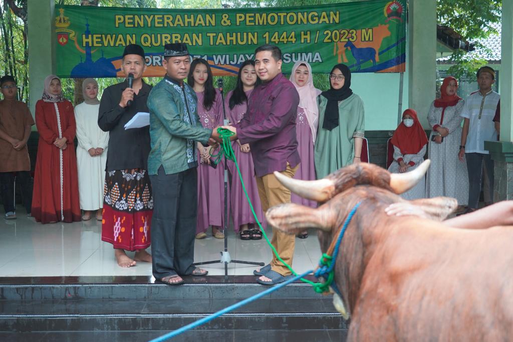 Danrem 071 / Wijayakusuma Sholat Idul Adha Bersama Masyarakat Sekaligus Serahkan Hewan Qurban