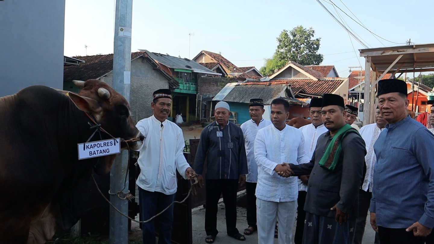 Polres Batang Gelar Salat Idul adha dan Serahkan Hewan Kurban