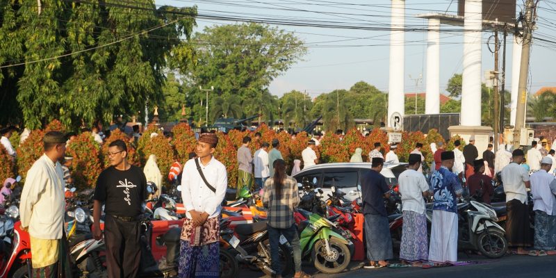 Toleransi Umat Beragama, Pemuda Non Muslim Membantu Kelancaran Dan Kenyamanan Umat Islam Sholat Idul Adha 