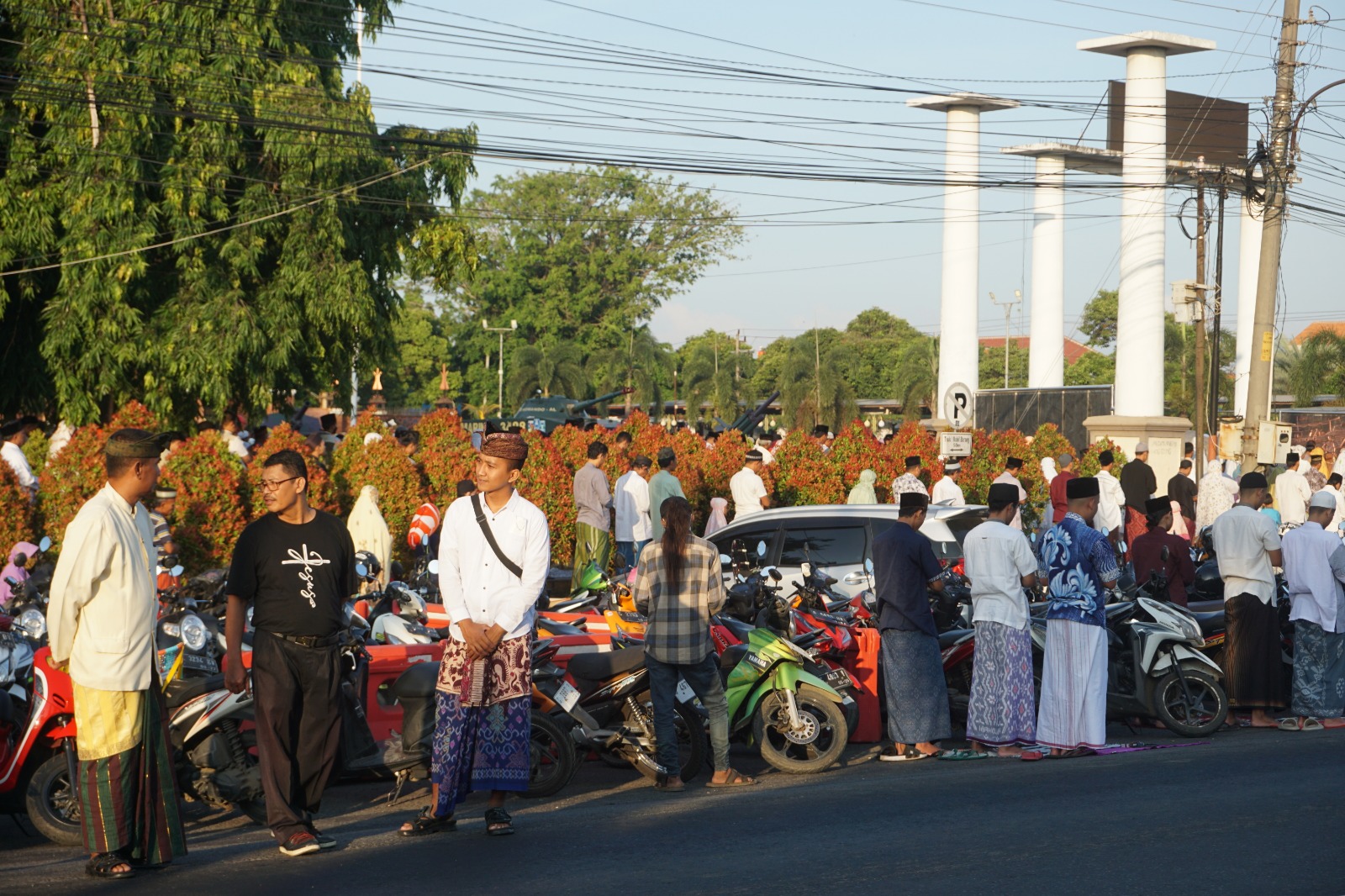 Toleransi Umat Beragama, Pemuda Non Muslim Membantu Kelancaran Dan Kenyamanan Umat Islam Sholat Idul Adha 