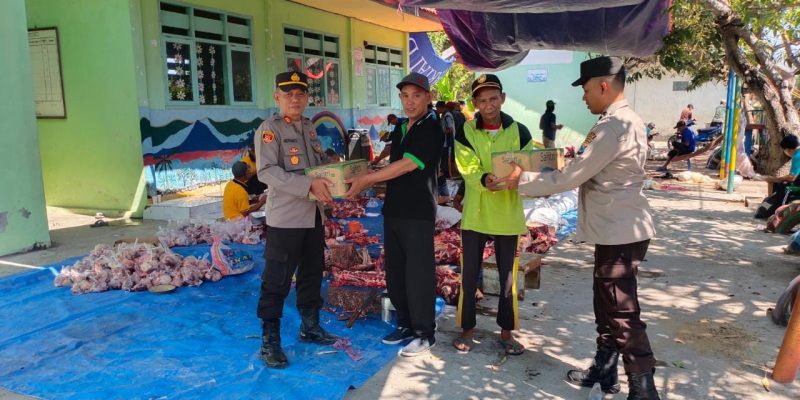 Wujud Kepedulian, Kapolsek Torjun Berikan Bantuan Air Mineral Kepada Panitia Kurban Mesjid Asy Syuro’iyah