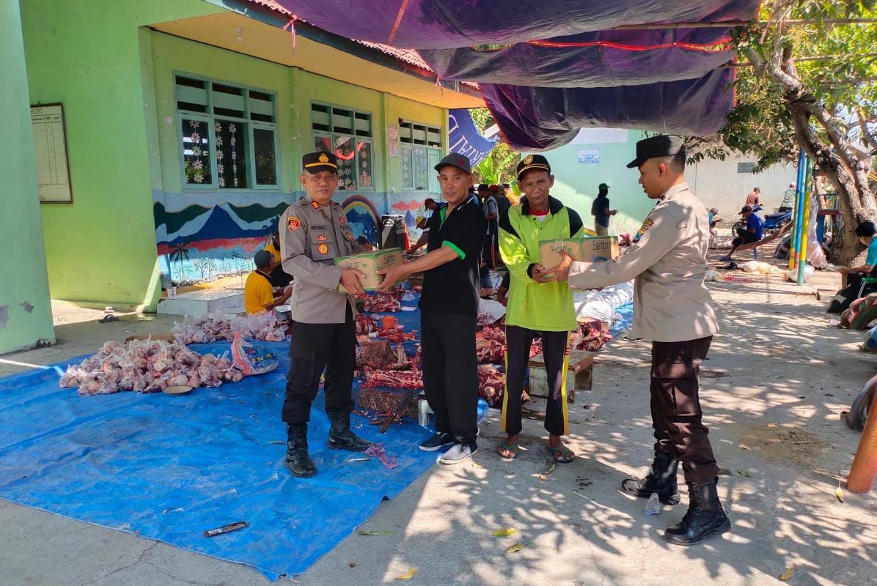 Wujud Kepedulian, Kapolsek Torjun Berikan Bantuan Air Mineral Kepada Panitia Kurban Mesjid Asy Syuro’iyah