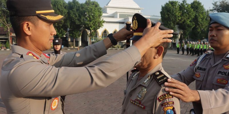 Kapolres Pasuruan Pimpin Upacara Kenaikan Pangkat Pengabdian Personil Polres Pasuruan