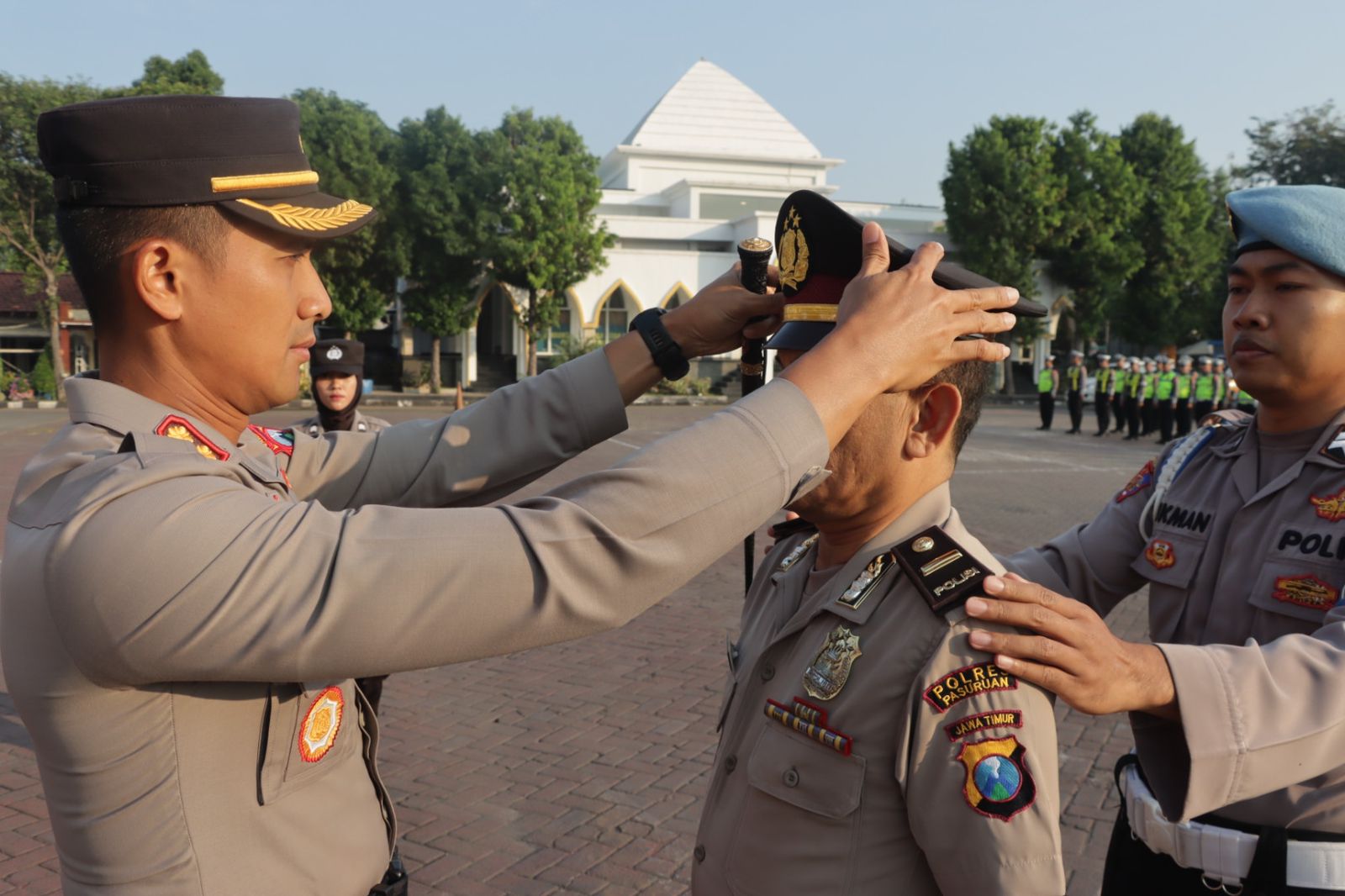 Kapolres Pasuruan Pimpin Upacara Kenaikan Pangkat Pengabdian Personil Polres Pasuruan