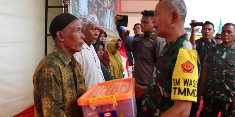Hari Lansia Nasional, Ketua Tim Wasev TMMD ke-116 Berikan Bantuan Kepada Warga Kavling Seraya