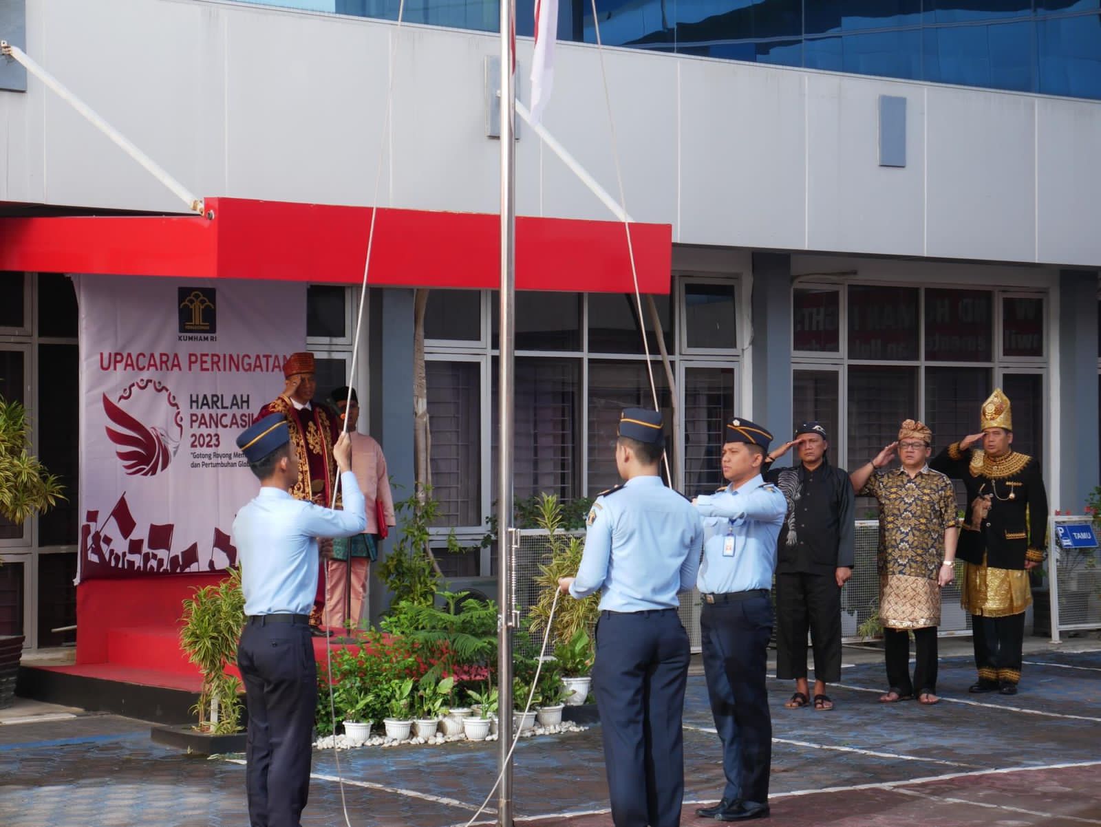 Ragam Pakaian Adat Warnai Upacara Hari Lahir Pancasila di Kanwil Kemenkumham Aceh