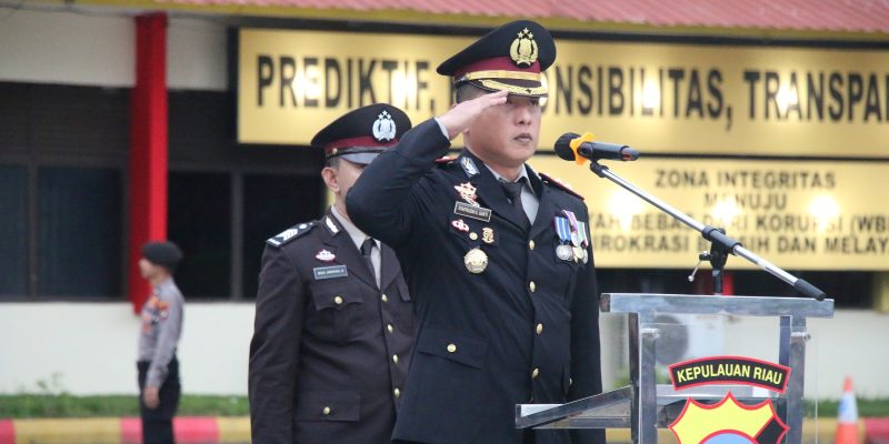 Diguyur Hujan, Wakapolresta Barelang Memimpin Upacara Bendera Memperingati Hari Lahir Pancasila