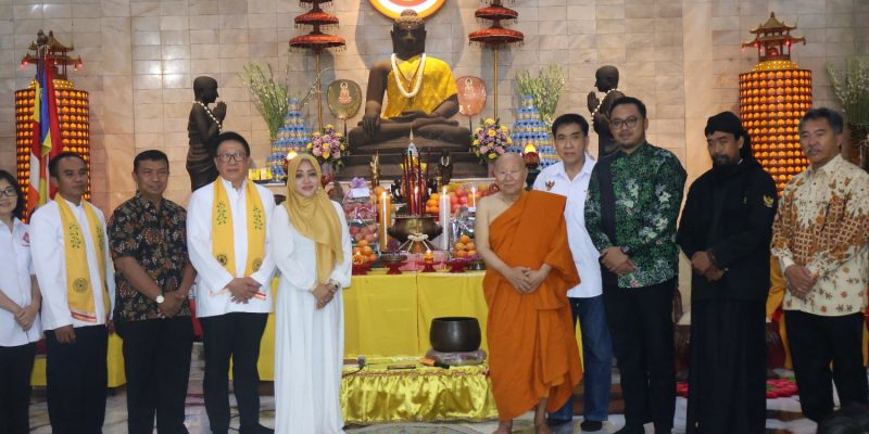 Kunjungi Mahavihara, Bupati Ikfina Ucapkan Selamat Waisak untuk Pemeluk Ajaran Buddha