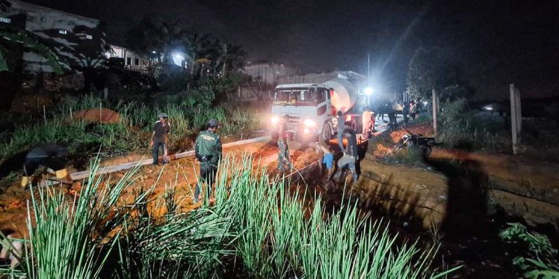 Tanpa Kenal Lelah, Seluruh Personel TMMD dan Warga Kavling Seraya Lakukan Pengerjaan Fisik Hingga Larut Malam