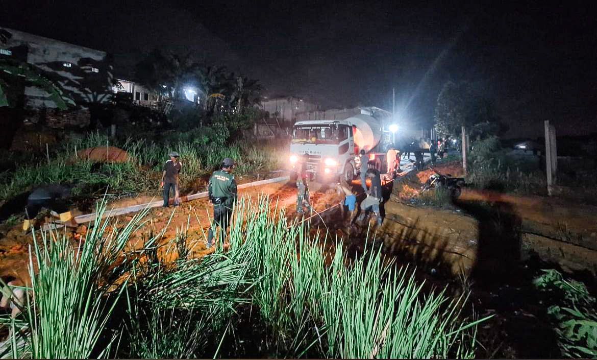 Tanpa Kenal Lelah, Seluruh Personel TMMD dan Warga Kavling Seraya Lakukan Pengerjaan Fisik Hingga Larut Malam