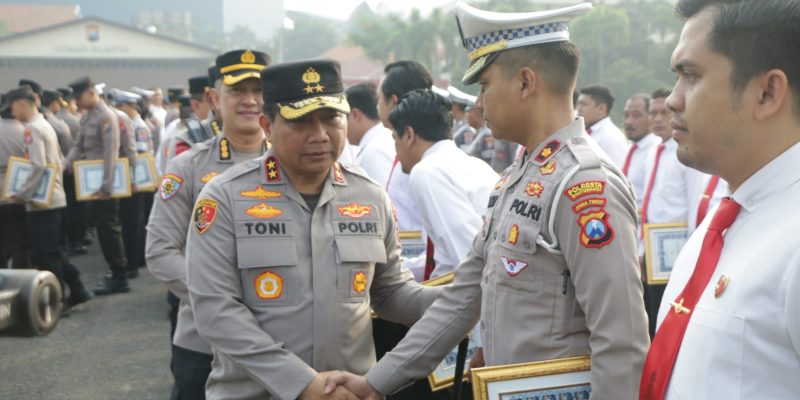 Kapolda Jatim Beri Penghargaan Kepada 59 Personel Polda dan Polres Yang Beprestasi
