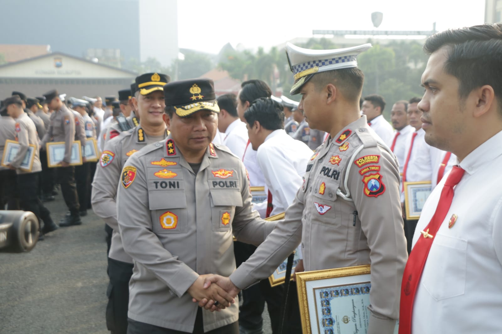 Kapolda Jatim Beri Penghargaan Kepada 59 Personel Polda dan Polres Yang Beprestasi