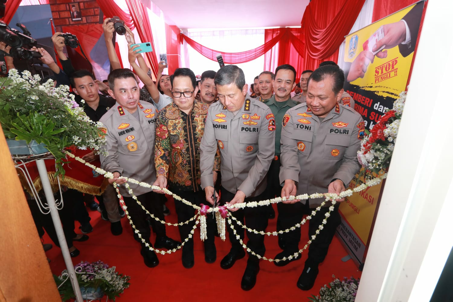 Kapolda Jatim Dampingi Irwasum Polri Resmikan Gedung Satgas Saber Pungli UPP Jawa Timur