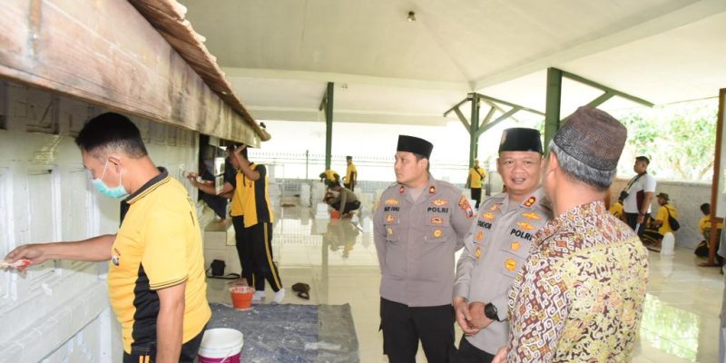 Bhayangkara Ke-77, Polres Lamongan Gelar Bhakti Sosial di Makam Sunan Drajat