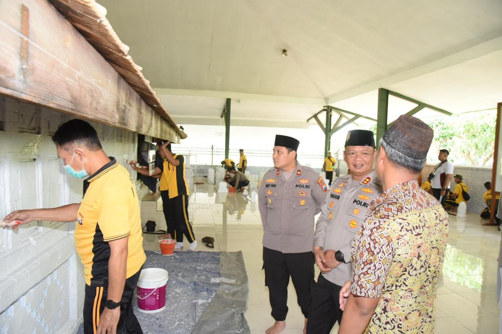 Bhayangkara Ke-77, Polres Lamongan Gelar Bhakti Sosial di Makam Sunan Drajat