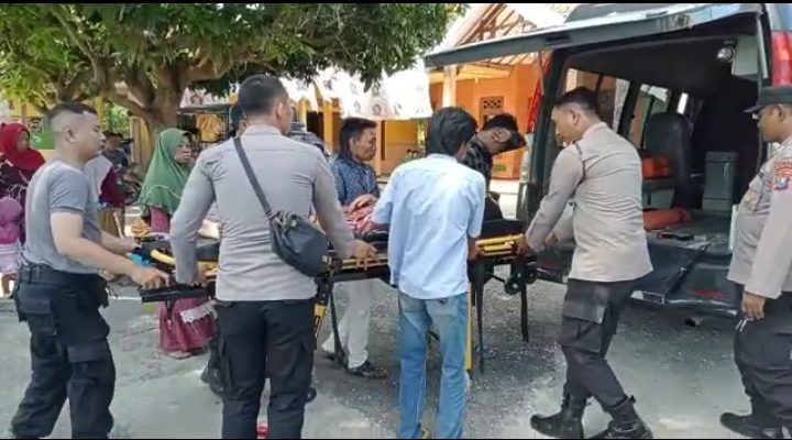 Kepedulian Polisi RW Dan Personil Sat. Binmas Polres Sampang Bawa Warga Tidak Mampu Ke Rumah Sakit