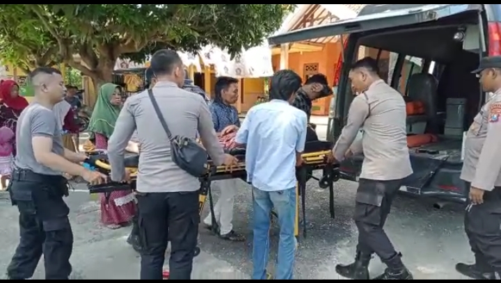 Kepedulian Polisi RW Dan Personil Sat. Binmas Polres Sampang Bawa Warga Tidak Mampu Ke Rumah Sakit