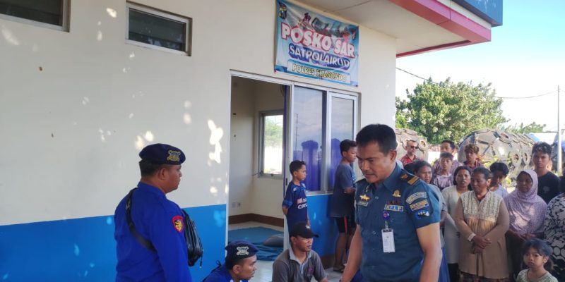 Tim SAR Gabungan Satpolairud Polres Situbondo Berhasil Evakuasi Awak Servis Boat di Perairan Mangaran
