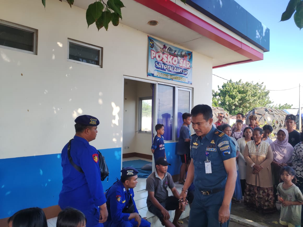 Tim SAR Gabungan Satpolairud Polres Situbondo Berhasil Evakuasi Awak Servis Boat di Perairan Mangaran