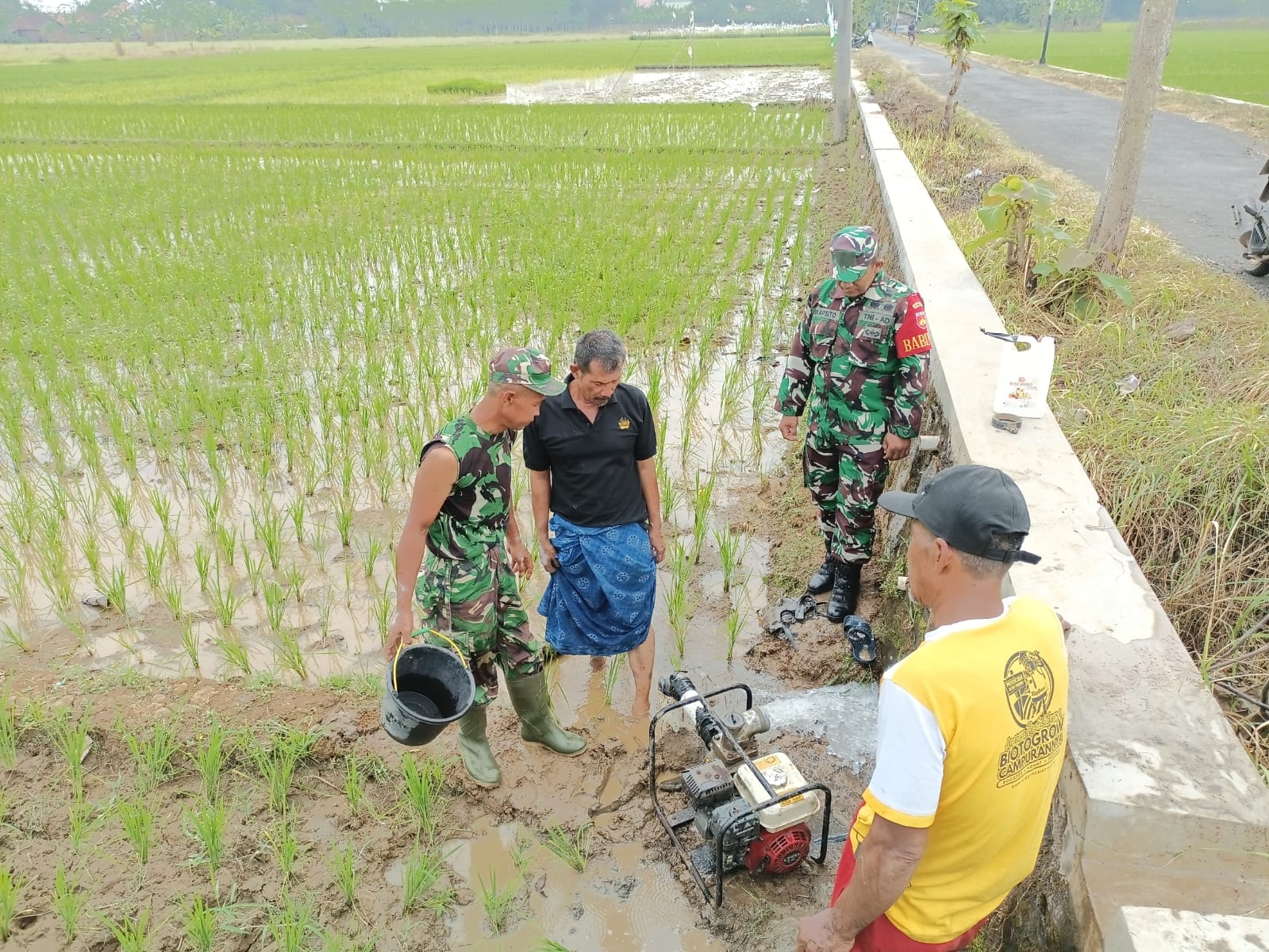 Antisipasi Kekurangan Air Team Ketahanan Pangan Kodim 0736/Batang Perbaiki Aliran Irigasi Dan Buat Sumur Bor