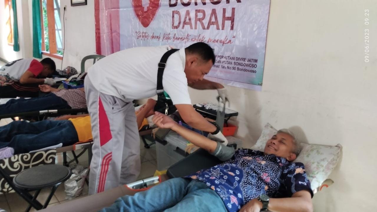 Administatur Perhutani KPH Bondowoso Berserta Karyawan dan Karyawati Menjadi Penyumbang (Donor) Darah