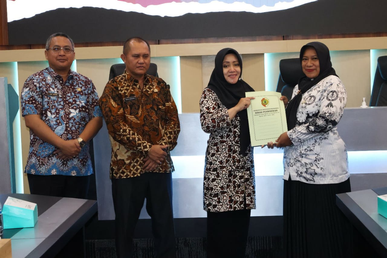 Bupati Mojokerto Serahkan Lima SK Kepala Sekolah
