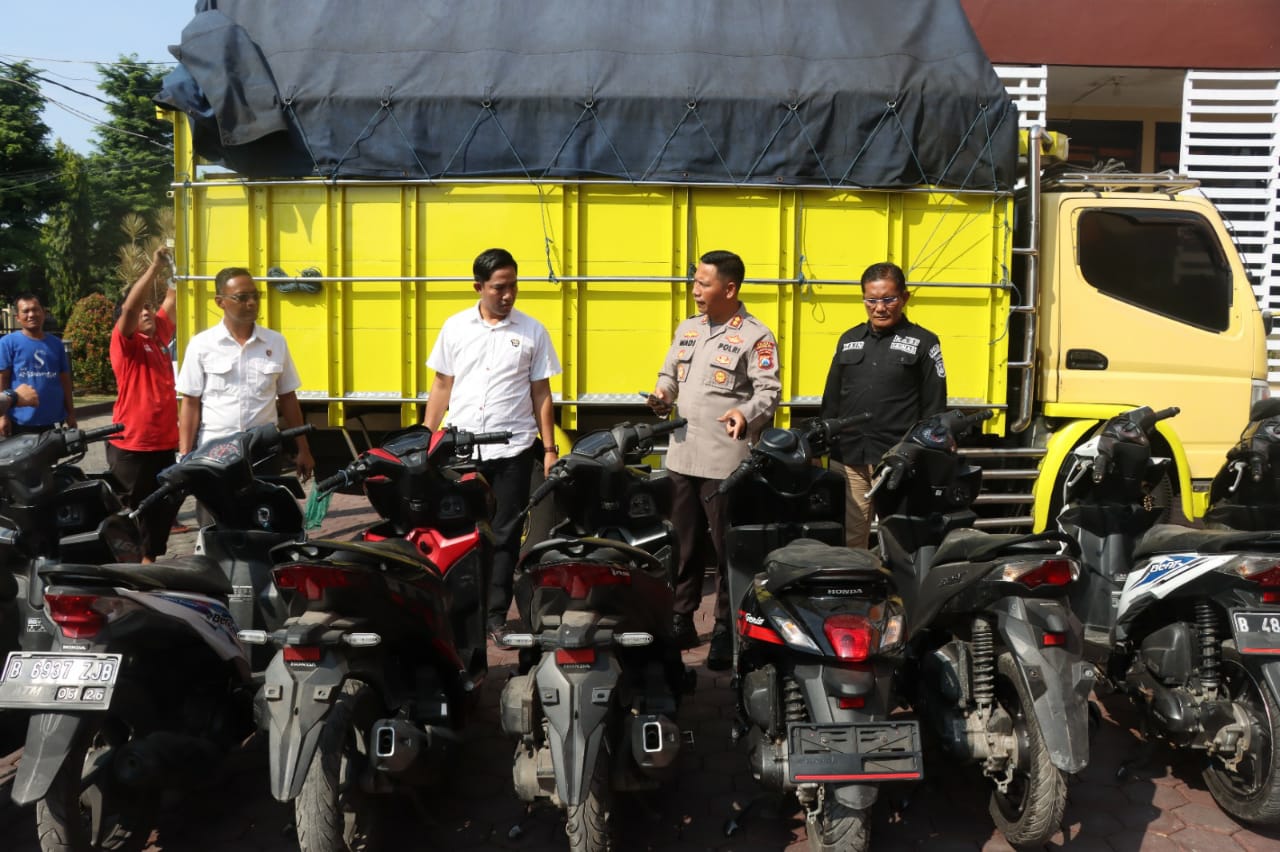 Polres Probolinggo Kota Berhasil Amankan Dua Pria Bawa Truk Angkut 14 Unit Motor Bodong