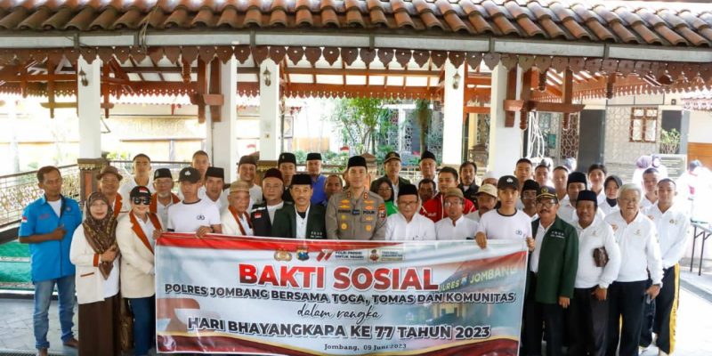 Sambut Hari Bhayangkara Polres Jombang Gelar Bakti Sosial Di Kompleks Makam Gus Dur
