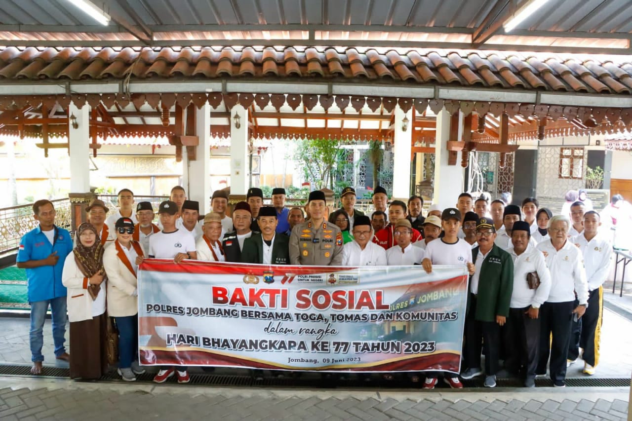 Sambut Hari Bhayangkara Polres Jombang Gelar Bakti Sosial Di Kompleks Makam Gus Dur