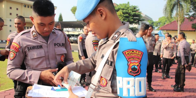 Gaktiplin, Propam Polres Pekalongan Cek Sikap Tampang dan Data Diri