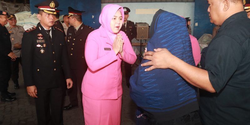 Wakapolresta Barelang Pimpin Upacara Pelepasan Jenazah Alm Iptu Edward Hutahaean di Terminal Kargo Bandara Hang Nadim Batam