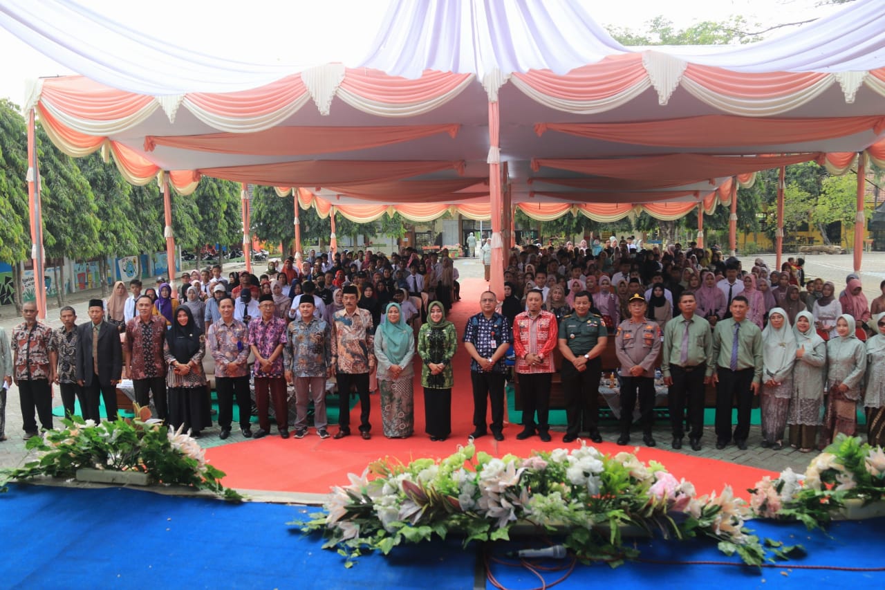 Hadiri Purnawiyata SMPN 2 Dawarblandong, Bupati Ikfina Harap Para Siswa Miliki Daya Juang