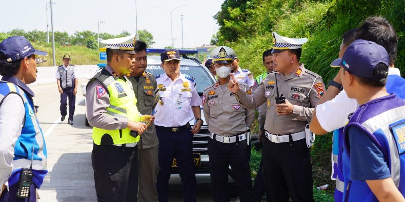 Parkir Liar Truk di Exit Tol Kandeman Mengganggu Ketertiban Lalu Lintas
