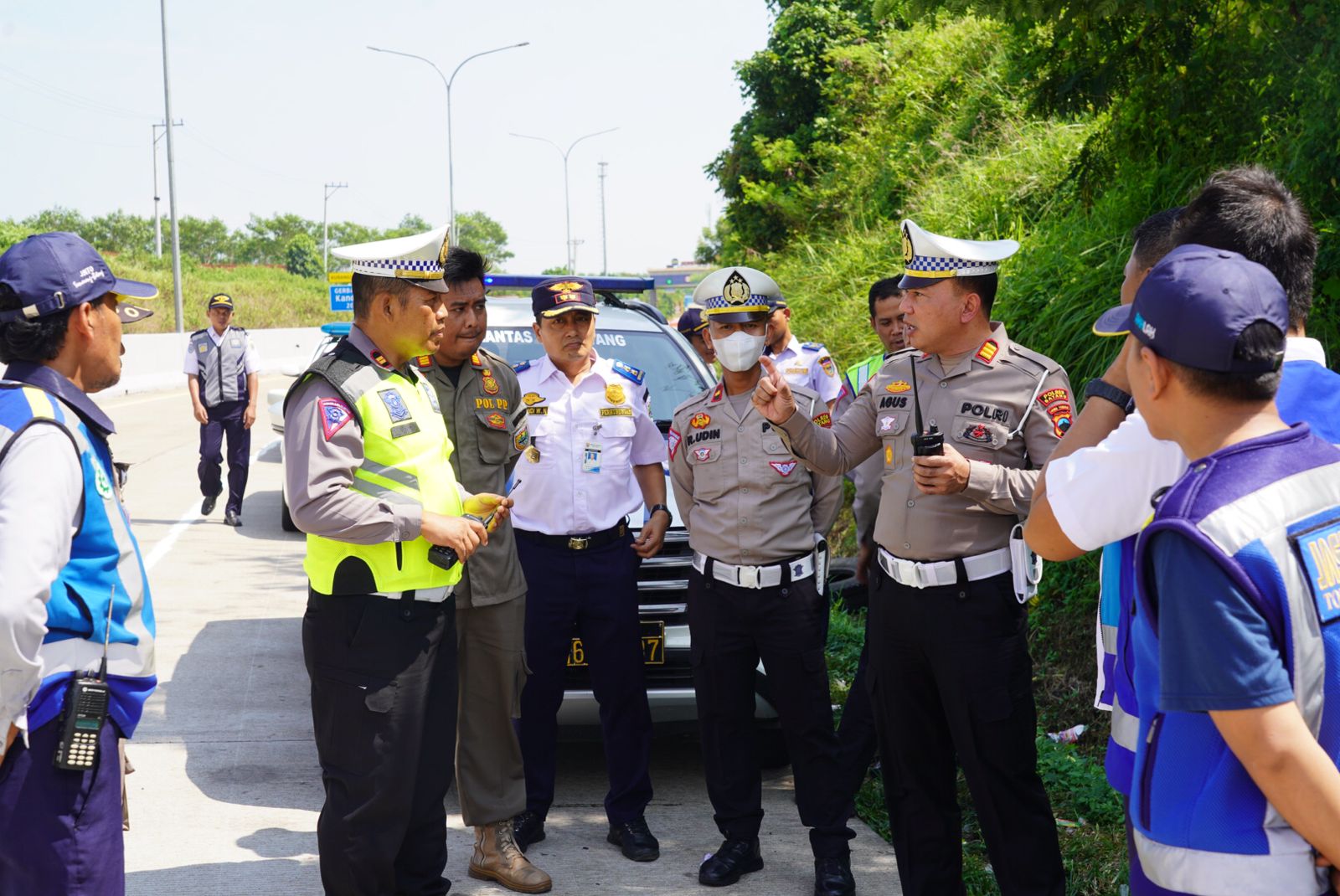Parkir Liar Truk di Exit Tol Kandeman Mengganggu Ketertiban Lalu Lintas