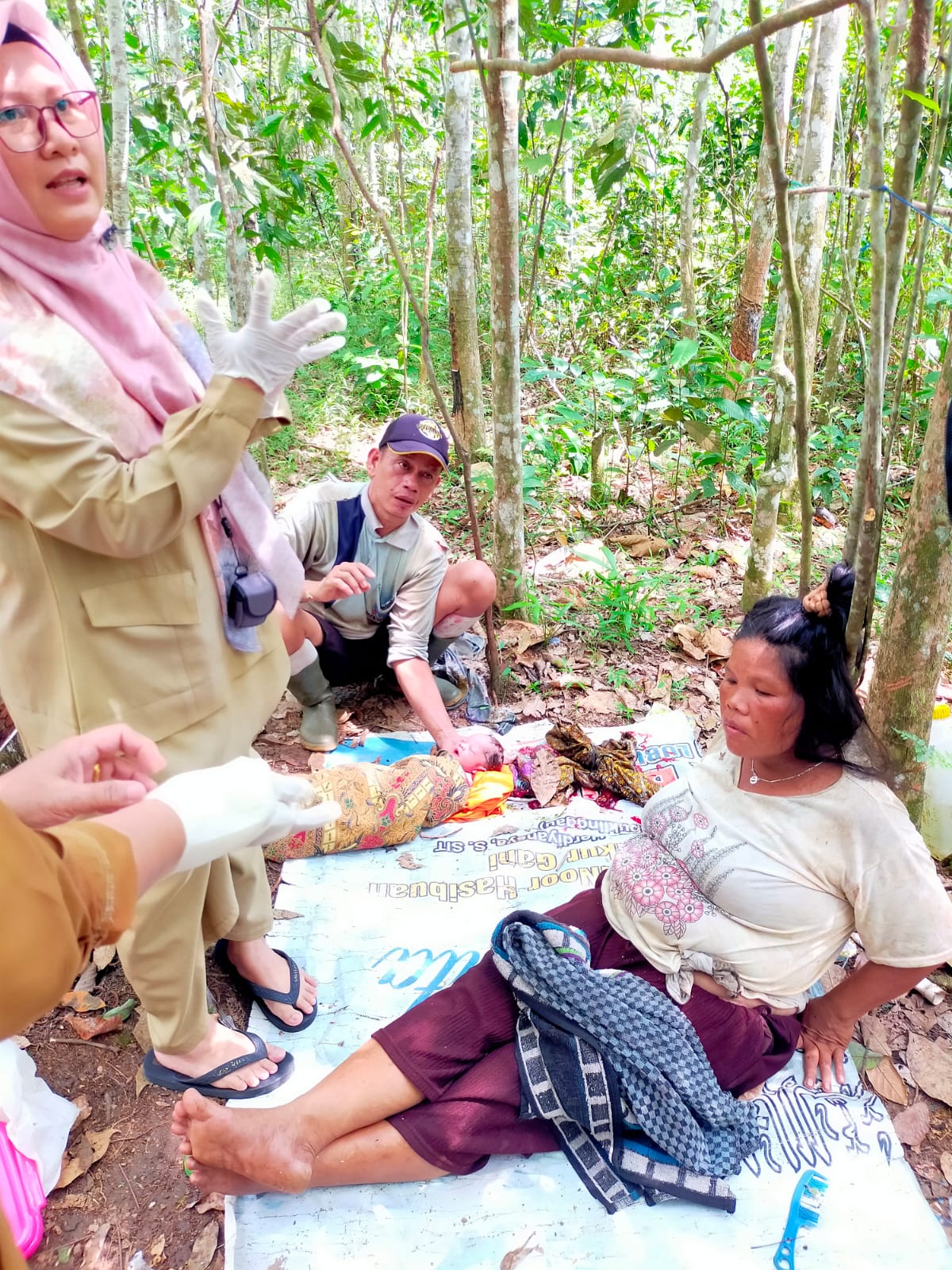 Polisi Musi Rawas Bantu Ibu Melahirkan Di Kebun Karet
